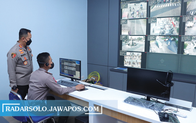 MUDAHKAN PENGAWASAN: Kapolres Sukoharjo AKBP Wahyu Nugroho Setyawan pantau CCTV di traffic management center Satlantas Polres Sukoharjo, Rabu (31/8). (IWAN KAWUL/RADAR SOLO)