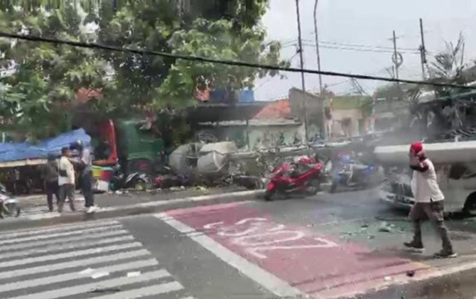 Kecelakaan maut di Jalan Raya Sultan Agung, Kota Baru, Bekasi Barat, Rabu (31/8) pagi. (Istimewa)