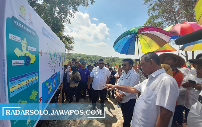 KETAHANAN PANGAN: Mentan Syahrul Yasin Limpo mendengar penjelasan Sekda Karanganyar Sutarno terkait lahan yang akan ditanami kelapa di Desa Rejosari, Gondangrejo, Sabtu (6/8). (RUDI HARTONO/RADAR SOLO)