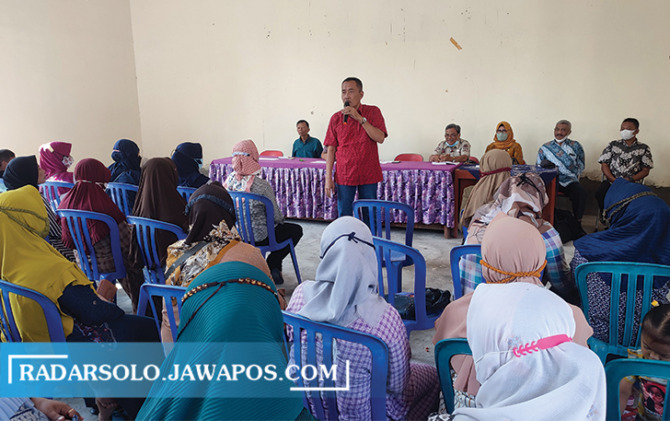 SOSIALISASI: Ketua DPRD Sragen yakinkan Pemerataan kualitas pendidikan pada warga Gebang. (AHMAD KHAIRUDIN/RADAR SOLO)