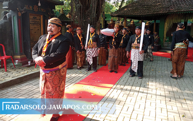LESTARIKAN TRADISI: Kirab 1 Sura di Petilasan Kraton Pajang, di Dukuh Sanggrahan, Desa Makamhaji, Kecamatan Kartasura belum lama ini. (IWAN KAWUL/RADAR SOLO)