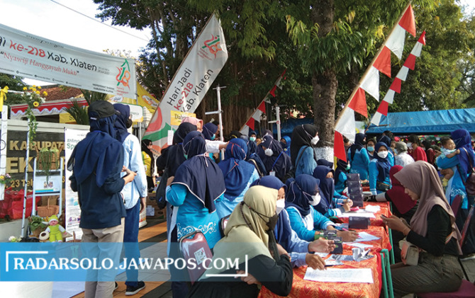 KONSELING DIJALAN: Berbagai kegiatan yang digelar oleh DPC Persagi Klaten pada saat momen Car Free Day (CFD) di Jalan Mayor Kusmanto, Kecamatan Klaten Tengah (MIFTAH NUR FAUZIAH/RADAR SOLO)