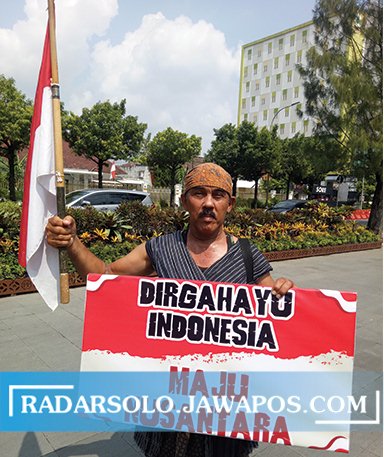 Aksi Partika Subagyo Lelono atau yang dikenal Kopral Bagyo di Plaza Manahan, kemarin. (SILVESTER KURNIAWAN/RADAR SOLO)