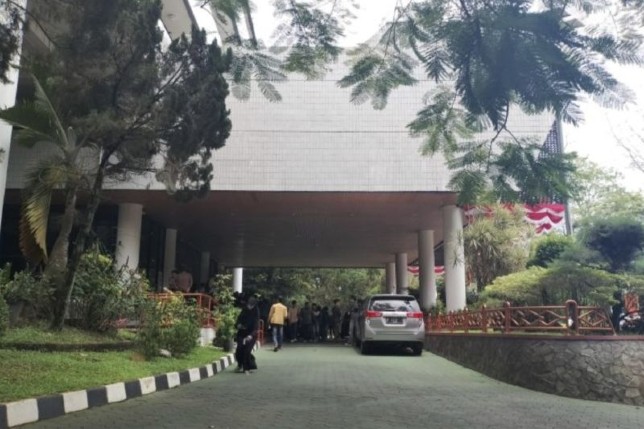 Tim penyidik KPK datangi Gedung Rektorat Universitas Lampung, Bandarlampung, Senin (22/8). (Antara)