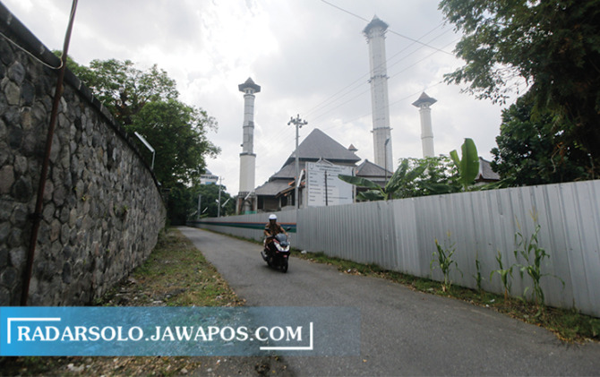 KURANG TERAWAT: Pengendara melintas di kawasan Taman Sriwedari belum lama ini. (M. IHSAN/RADAR SOLO)