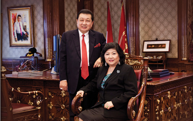 SALING MELENGKAPI: H.M Lukminto dan Susyana Lukmito semasa hidup. Pasangan suami istri yang dikenal ulet dalam berusaha ini sukses membawa Sritex mendunia. (ISTIMEWA)