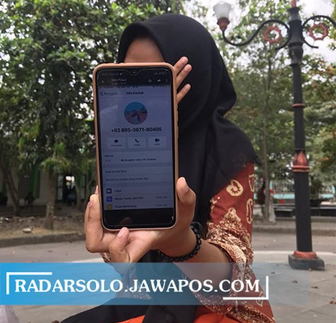 MERESAHKAN: Salah seorang mahasiswi yang menjadi sasaran pelecehan seksual menunjukkan nomor telepon pelaku ekshibisionis, Kamis (11/8). (ABDUL KHOFID/RADAR SOLO)