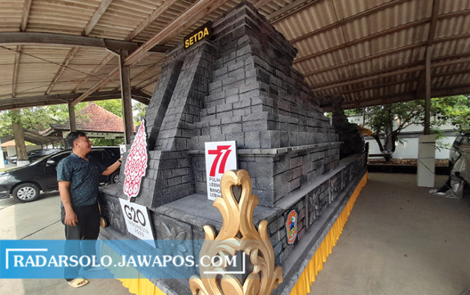 KREATIF: Kreasi replika candi Sukuh dan Candi Cetho yang dibuat oleh perwakilan Setda Kabupaten Karanganyar. (RUDI HARTONO/RADAR SOLO)