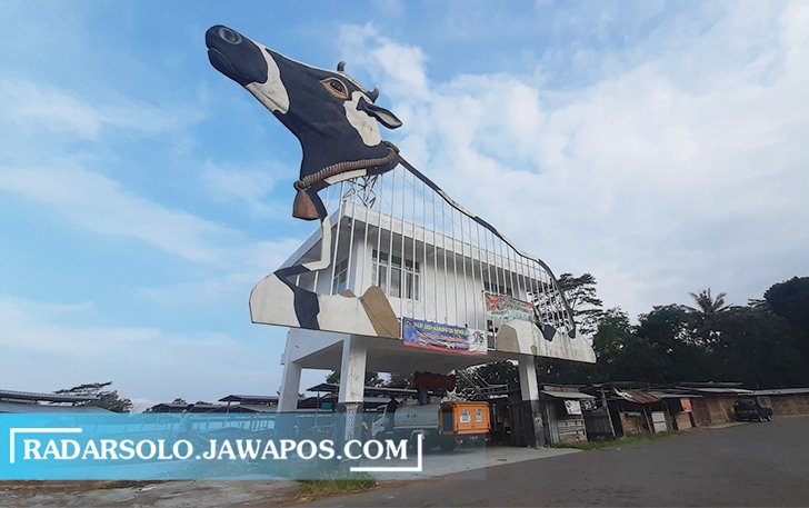 KEBUT PERSIAPAN: Petugas PMI Boyolali menyiapkan truk penyemprot disinfektan, di gerbang utama Pasar Hewan Jelok, Cepogo, Boyolali, Minggu sore (28/8). (RAGIL LISTIYO/RADAR SOLO)