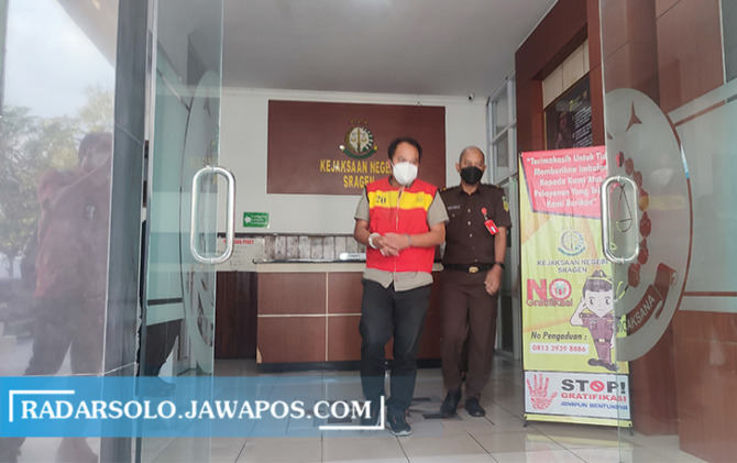 MASUK BUI: YCA ditahan usai diperiksa Kejari Sragen, Kamis (25/8). (AHMAD KHAIRUDIN/RADAR SOLO)