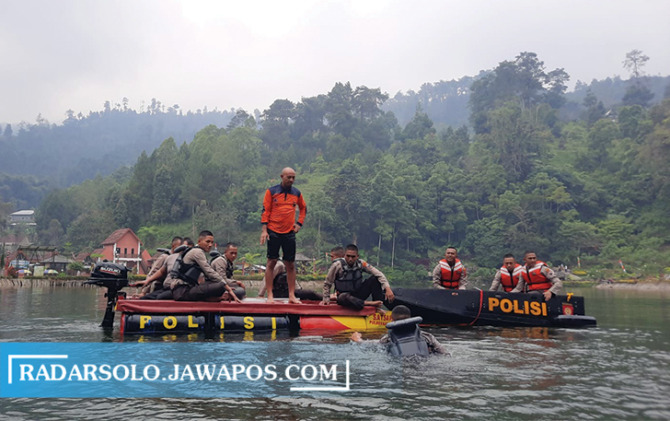 TINGKATKAN KEMAMPUAN: Personel Satsamapta Polres Karanganyar  gelar pelatihan SAR di Telaga Madirda, Ngargoyoso, Rabu (3/8). (RUDI HARTONO/RADAR SOLO)