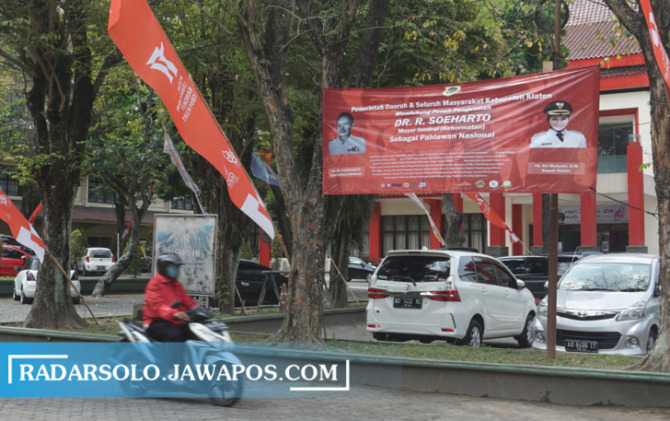 SUPPORT: Spanduk dukungan pemkab terhadap Dr.R. Soeharto jadi pahlawan nasional di halaman Kantor Pemkab Klaten. (ANGGA PURENDA/RADAR SOLO)