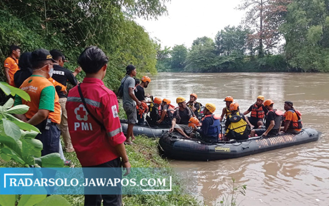 ARUS DERAS: Tim SAR gabungan melakukan pencarian pria yang nekat melompat ke Sungai Bengawan Solo di Jembatan Sapen, Kedungupit, Kecamatan Sragen, Minggu. (14/8). (AHMAD KHAIRUDIN/RADAR SOLO)