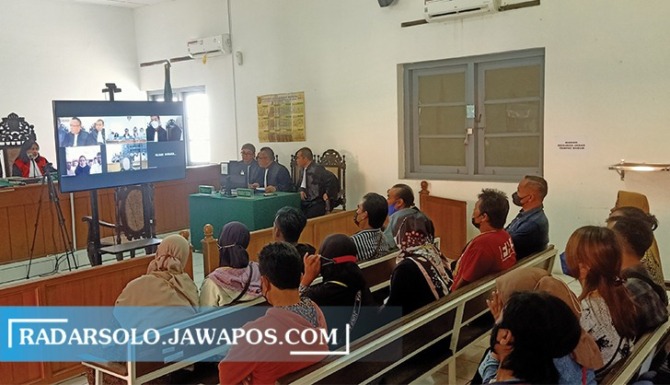 VIRTUAL: Sidang perdana kasus pengeroyokan terhadap Ferdianto di Pengadilan Negeri Surakarta, Senin (8/8). (ANTONIUS CHRISTIAN/RADAR SOLO)