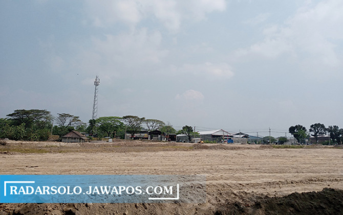 BANYAK DEBU: Pengurukan lahan seluas 2 hektare di Desa Pondok, Kecamatan Grogol yang dikeluhkan warga. (IWAN KAWUL/RADAR SOLO)