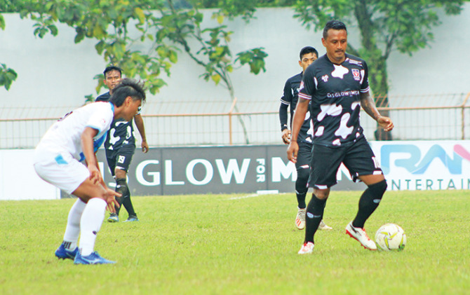 GANTI JERSEY: Joko Sasongko (kanan), saat membela Persebi Boyolali di Liga 3 Zona Jateng, musim lalu. (ISTIMEWA)