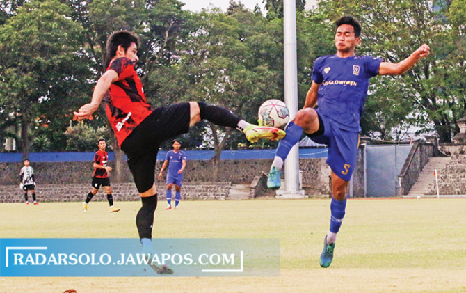 PANTAU PROGRES: Gelandang Persis Solo Gavin Kwan Adsit (kiri) berebut bola dengan pemain Persebi Boyolali, dalam laga ekshibisi tertutup di Stadion Sriwedari, kemarin sore (30/8). (M. IHSAN/RADAR SOLO)