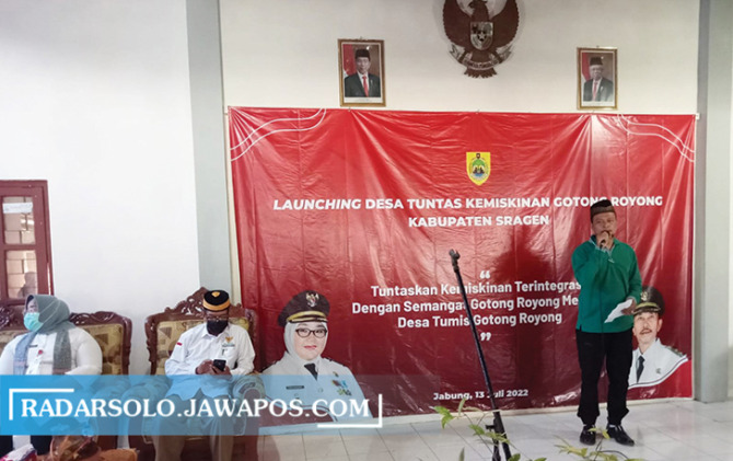 BANTU MASYARAKAT: Kades Jabung Triyono sosialisasikan program Tumis belum lama ini.  (AHMAD KHAIRUDIN/RADAR SOLO)