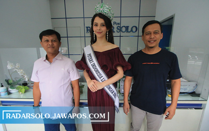 Putri Indonesia Lingkungan 2022 Cindy May McGuire bersama Pemimpin Redaksi Radar Solo Kabun Triyatno (kiri) dan General Manage (GM) Radar Solo Andi Aris (kanan). (ARIEF BUDIMAN/RADAR SOLO)