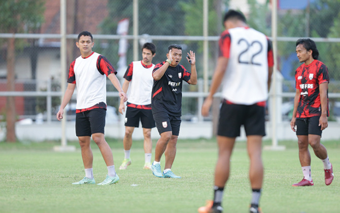 TUGAS PERDANA: Coach Rasiman saat melatih tim Persis Solo, kemarin (21/8). (PERSIS SOLO OFFICIAL)
