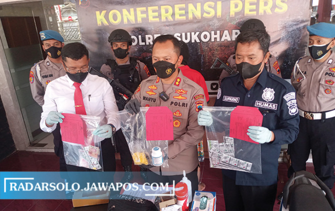BERMUNCULAN: Kapolres Sukoharjo AKBP Wahyu Nugroho Setyawan tunjukkan tersangka dan barang bukti penyalahgunaan obat keras, Senin (8/8). (IWAN KAWUL/RADAR SOLO)