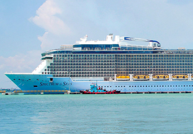 Kapal pesiar mewah Spectrum of The Seas. (Hanung Hambara/Jawa Pos)