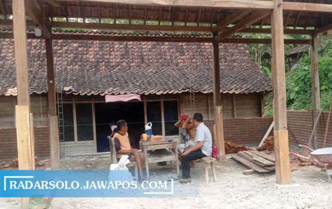 HARUS TEPAT SASARAN: Salah satu RTLH di Sragen yang mendapatkan bantuan perbaikan dari pemerintah. (AHMAD KHAIRUDIN/RADAR SOLO)