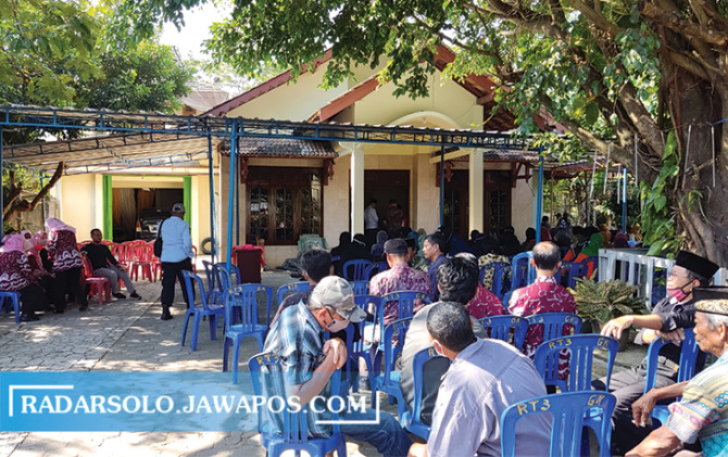 BERDUKA: Pelayat memenuhi rumah duka Kades Purwosari Kadris, Kamis (4/8). (IWAN ADI LUHUNG/RADAR SOLO)