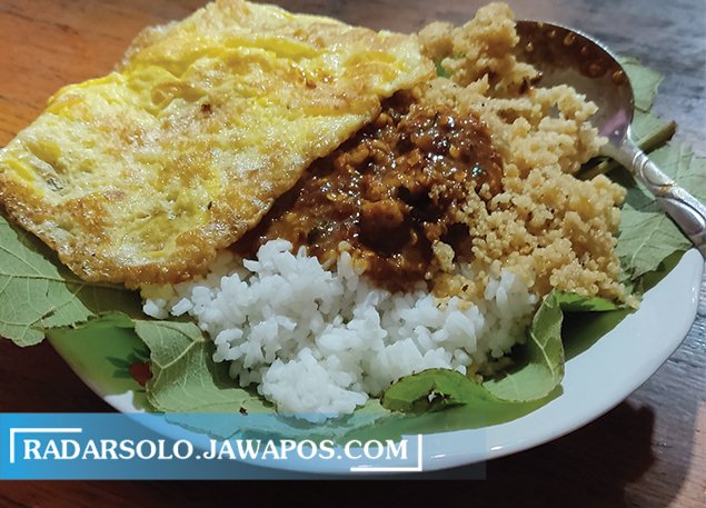 HARGA BERSAHABAT: Sego rontok ini berisi nasi hangat dengan sambal pecel dan rontokan gorengan. Seporsi hanya Rp 4.000. (IWAN ADI LUHUNG/RADAR SOLO)