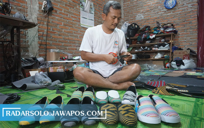 TEKUN: Nunung saat memproduksi sepatu lurik di kediamannya di Dusun Pencil, Desa Bendo, Kecamatan Pedan. (ANGGA PURENDA/RADAR SOLO)