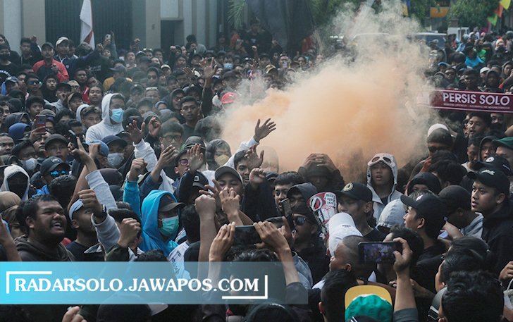KECEWA BERAT: Ribuan suporter Persis Solo demo di depan mes pemain di kawasan Sriwedari, Laweyan, kemarin siang (15/8). Mereka menyuarakan agar Jacksen F. Tiago mundur. (M. IHSAN/RADAR SOLO)