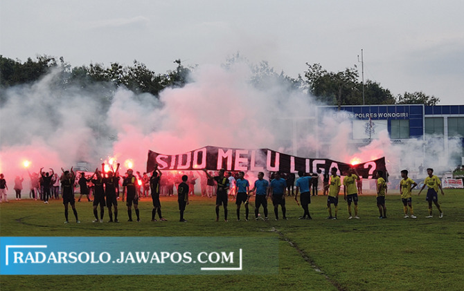 SAMPAIKAN ASPIRASI: Suporter Persiwi membentangkan spanduk usai final Persiwi Cup 2022 di Lapangan Krisak Singodutan Sport Center (SSC), Sabtu (23/4) lalu. (IWAN ADI LUHUNG/RADAR SOLO)