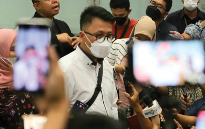 Ketua Perhimpunan Dokter Forensik Indonesia (PDFI) Ade Firmasnyah menyerahkan hasil autopsi ulang Brigadir J, di Gedung Bareskrim, Jakarta, Senin (22/8). (JawaPos.com)