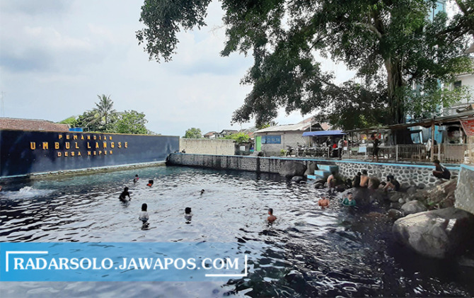 MENYEGARKAN: Umbul Langse selalu ramai setiap akhir pekan. Banyak wisatawan berenang maupun melihat ratusan ikan. (RAGIL LISTIYO/RADAR SOLO)