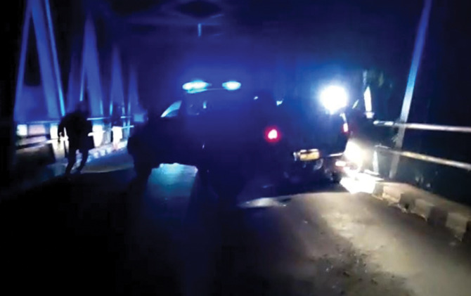Tangkapan layar video yang viral saat polisi mengejar maling kambing di Jembatan Pakem.