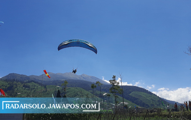 POTENSIAL: Sejumlah penerjun menjajal paralayang di lereng Gunung Merbabu, Desa Senden, Kecamatan Selo, Selasa (9/8). (RAGIL LISTIYO/RADAR SOLO)