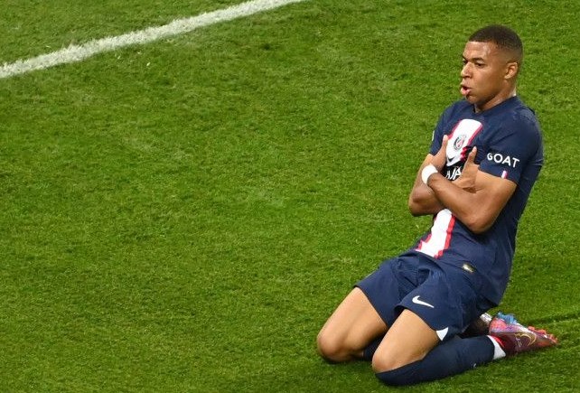 Selebrasi Kylian Mbappe setelah mencetak gol Paris Saint-Germain dalam pertandingan Grup H Liga Champions lawan Juventus pada Rabu (7/9). (Alain Jocard/AFP/ Antara)
