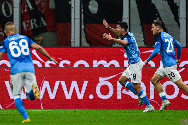 Selebrasi penyerang Napoli Giovanni Simeone (tengah) setelah mencetak gol ke gawang AC Milan dalam pertandingan Liga Italia pada Senin (19/9). (Miguel Medina/AFP/Antaranapol)
