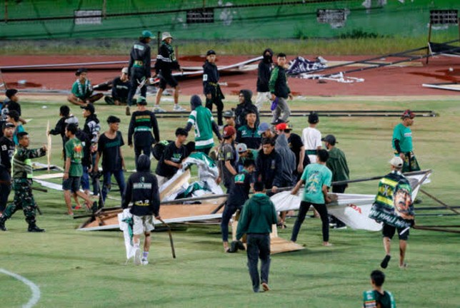Bonek memasuki lapangan Stadion Gelora Delta Sidoarjo dan melakukan perusakan setelah laga Persebaya melawan RANS Nusantara FC. (Angger Bondan/Jawa Pos)