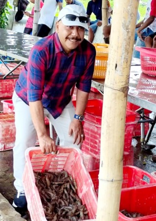 SUPEL: Tri Haryadi menikmati budi daya udang vaname di Probolinggo, Jawa Timur. Dia juga dipercaya sebagai ketua Organda Karanganyar. (DOK.PRIBADI)