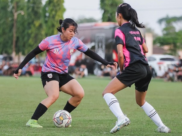 Bintang Persis Women Widia Safitri  saat melawan Renjana Angels di Lapangan Sapen, Sukoharjo, Minggu sore (18/9). (PERSIS SOLO OFFICIAL)