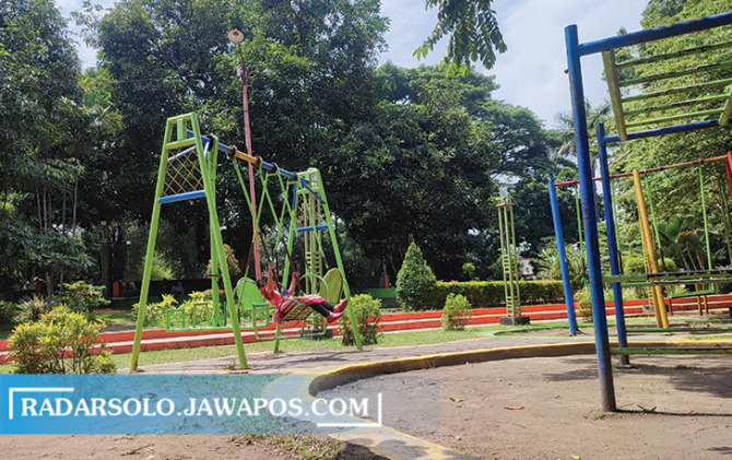 TEMPAT PUBLIK: Anak bermain di Taman Krido Anggo Sragen belum lama ini. (AHMAD KHAIRUDIN/RADAR SOLO)