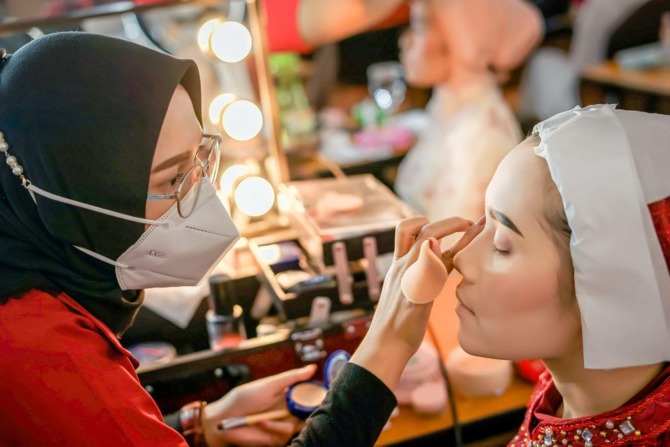 FRESH: Tren make-up untuk perempuan berkulit sawo matang. (DIANITA FOR RASO)