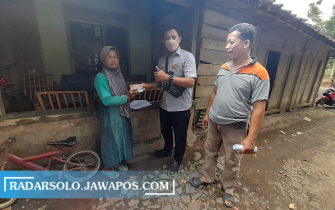 DOOR-TO-DOOR: Petugas Kantor Pos Karanganyar menyalurkan BLT BBM ke warga. (RUDI HARTONO/RADAR SOLO)