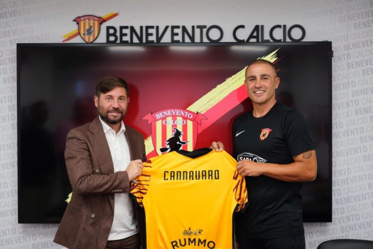 Fabio Cannavaro (kanan) bersama Direktur Olahraga Benevento Calcio Pasquale Foggia dalam perkenalan kemarin (21/9). (BENEVENTO CALCIO )