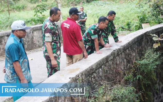 BANTU WARGA: Dandim 0728/Wonogiri Letkol Inf Deny Octavianto (dua dari kanan) cek lokasi untuk pompa hidram, Selasa (6/9). (IWAN ADI LUHUNG/RADAR SOLO)