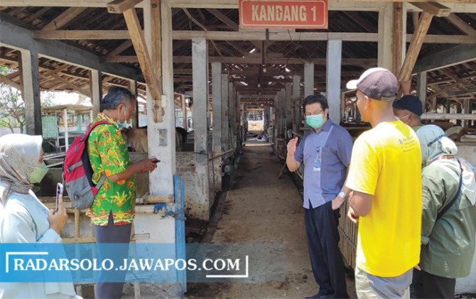 DIDATA: Petugas Dispertan PP Karanganyar mengecek salah satu kandang kelompok peternak di Kecamatan Karanganyar, pekan lalu. (RUDI HARTONO/RADAR SOLO)