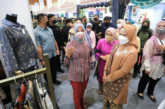BERKUALITAS: Ketua Dekranasda Jateng Atikoh Ganjar Pranowo (kiri) menjelaskan kualitas produk UMKM Jateng kepada Ibu Negara Iriana Joko Widodo pada Pameran Kriyanusa 2022 di Jakarta Convention Center (JCC), Rabu 21/9/2022. (PEMPROV JATENG)