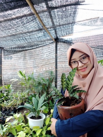 CINTA TANAMAN: Wahyu Sari Jantiningsih menunjukkan Calathea Bulu Ayam di rumahnya di Klaten. (SEPTINA FADYA/RADAR SOLO)