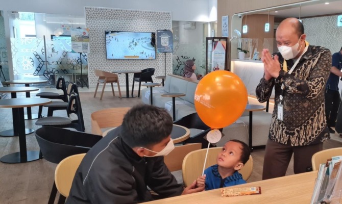 RAMAH: Branch Manager BSI Solo Cabang Slamet Riyadi 1  M Nuzuar sapa nasabah, Senin (5/9). (SEPTINA FADIA PUTRI/RADAR SOLO)